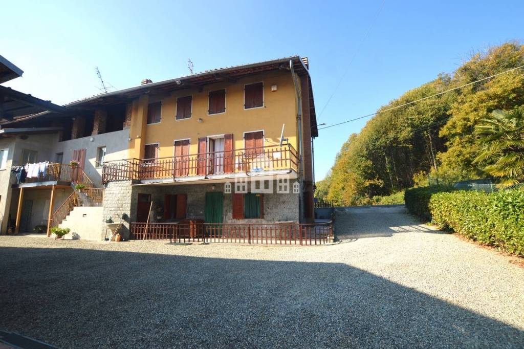 Casa Indipendente in vendita a Castellamonte frazione Spineto, 328