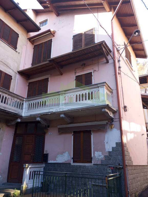 Casa Indipendente in vendita a Serravalle Sesia via castello