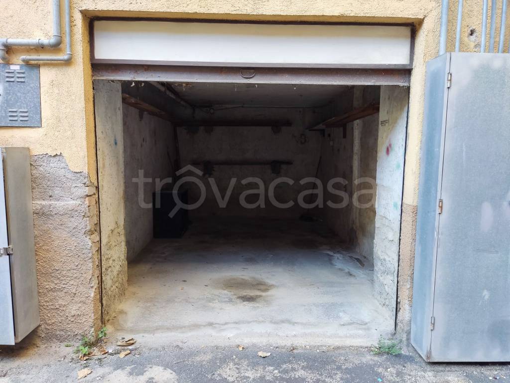 Garage in affitto a Terni via Damiano Chiesa, 4