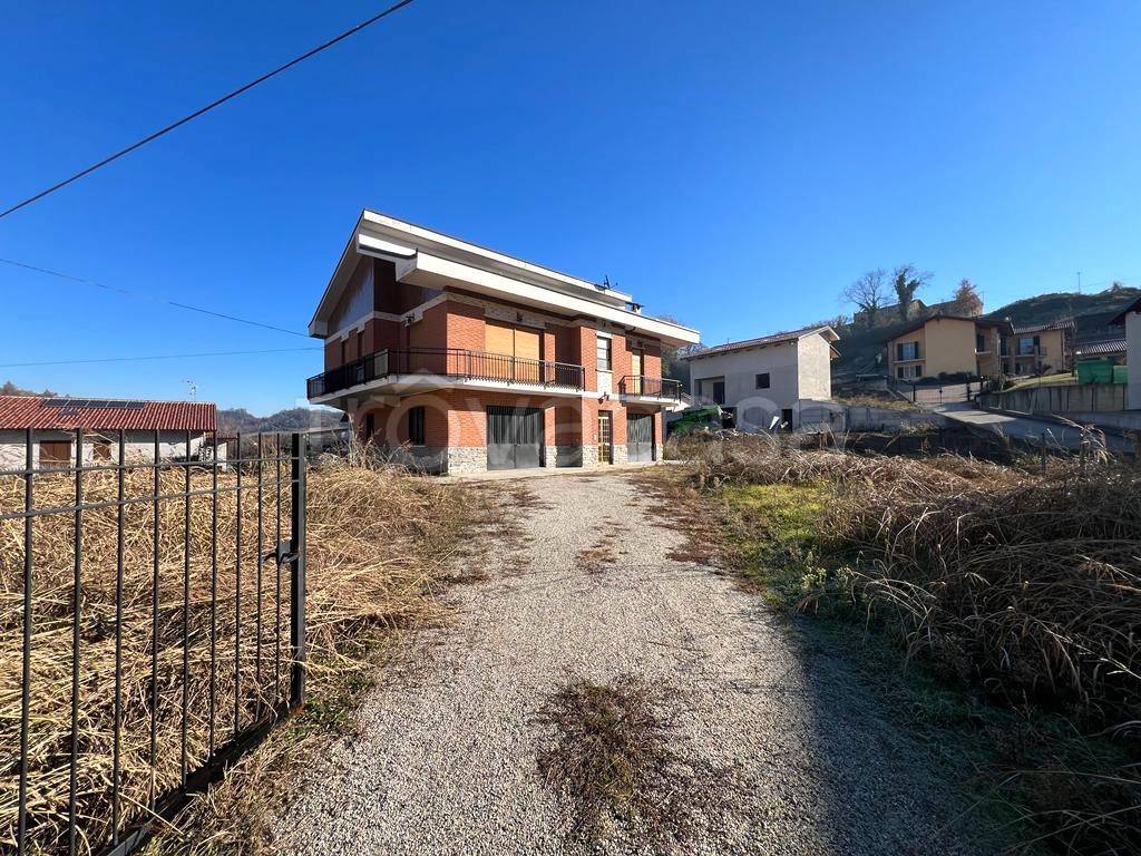 Villa in vendita a Vezza d'Alba via Incisa, 11