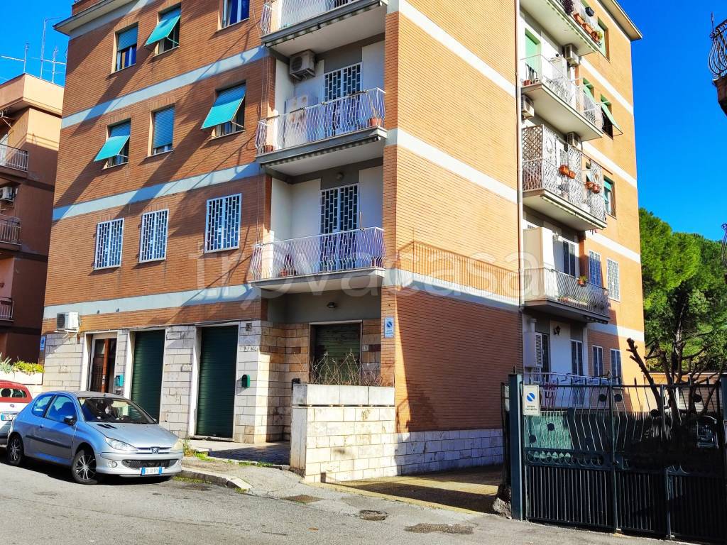 Appartamento in vendita a Roma via del Podere Rosa, 15