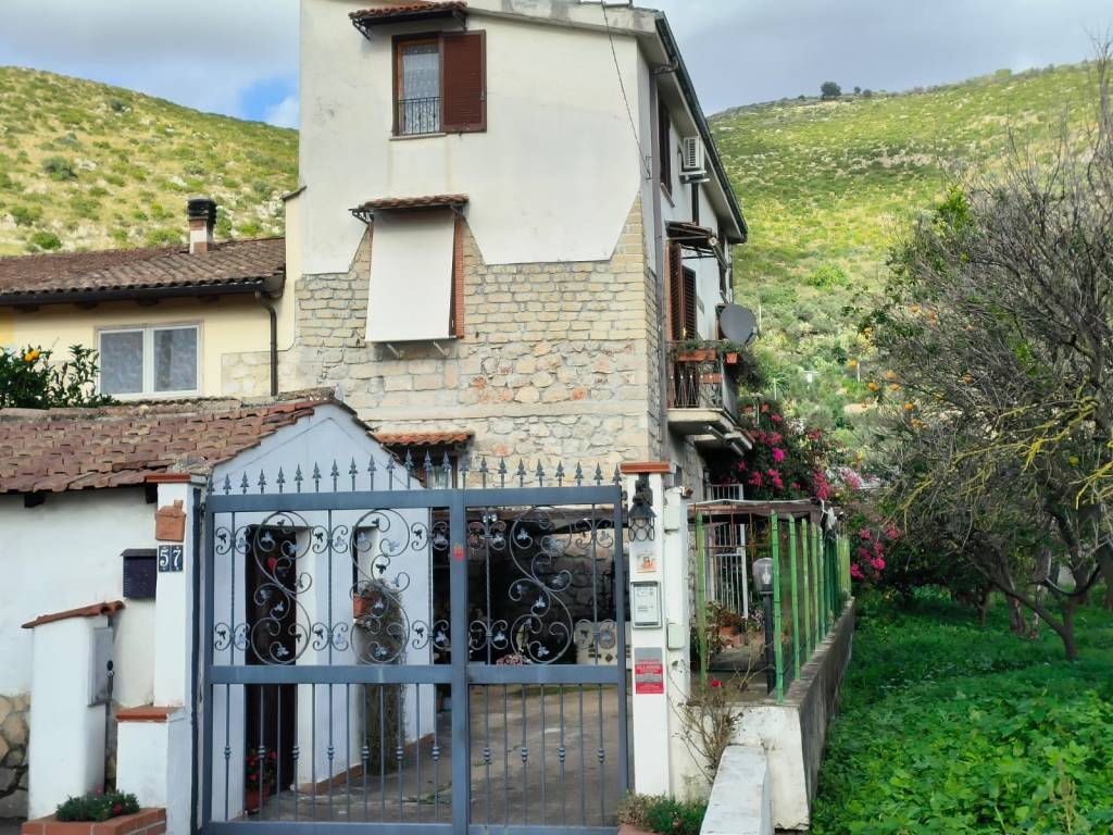 Casa Indipendente in vendita a Fondi via Gegni, 57