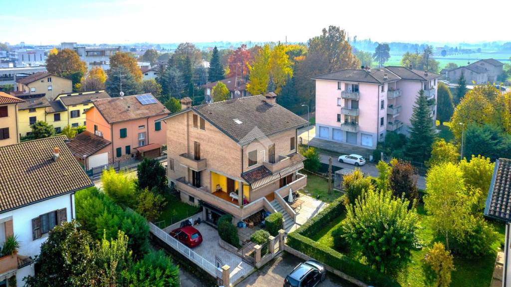 Villa Bifamiliare in vendita a Reggio nell'Emilia via Anita Garibaldi