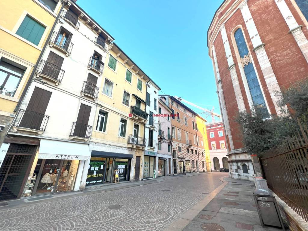 Negozio in affitto a Vicenza via Cesare Battisti, 33