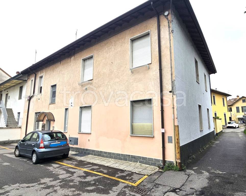 Appartamento in vendita a Usmate Velate via Cesare Battisti