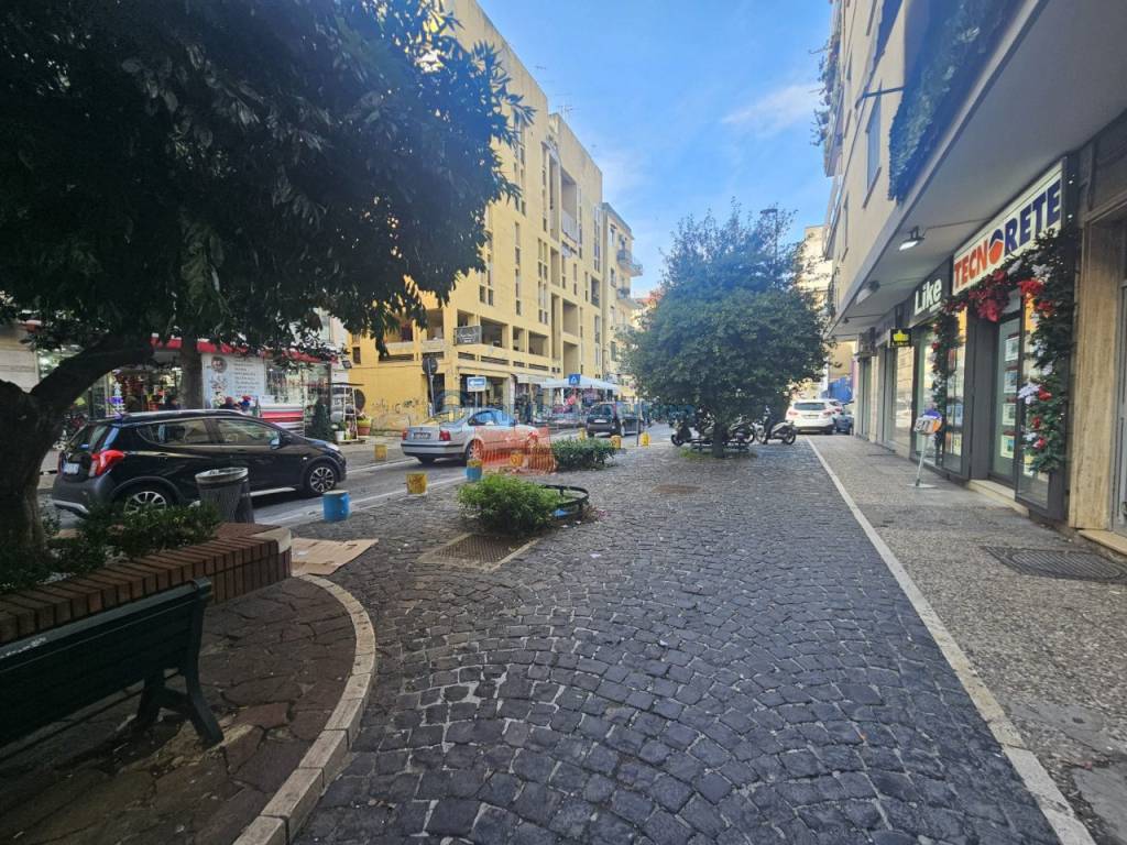 Negozio in affitto a Napoli via Giacomo Leopardi