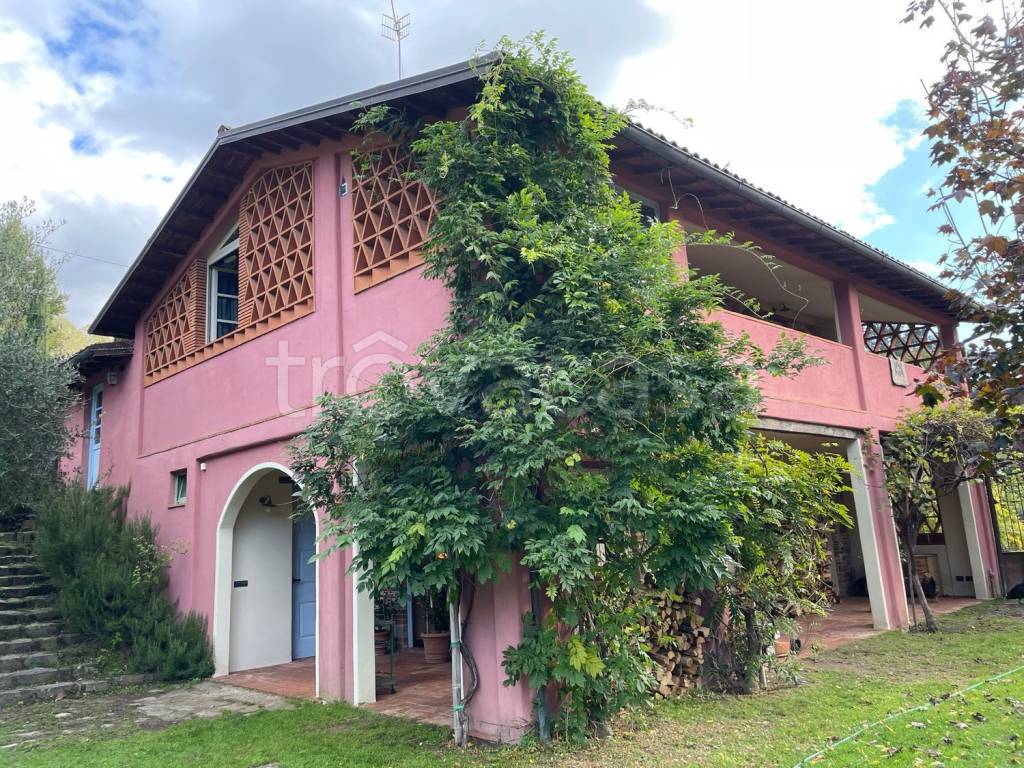 Villa in vendita a Barga loc Ortici s.n.c