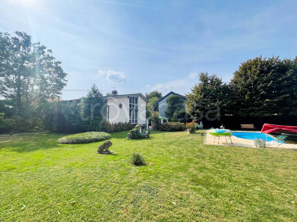 Villa in vendita a Milano via Cassanese