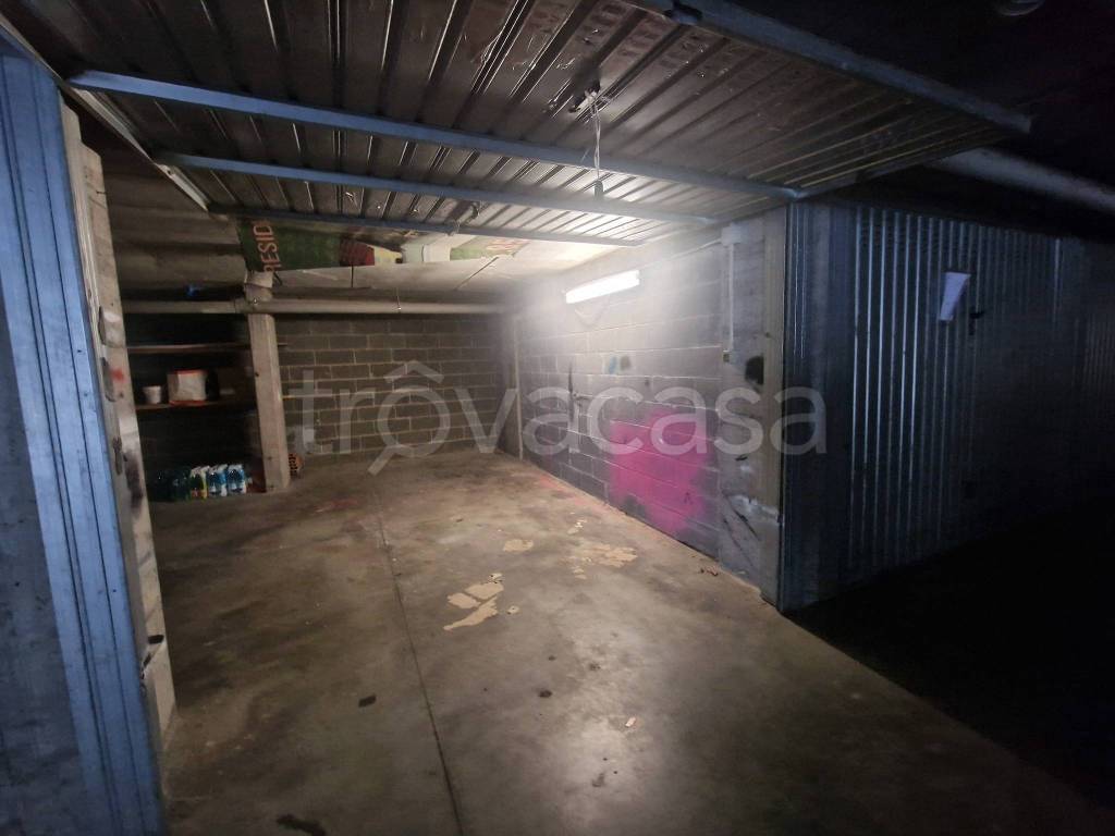 Garage in affitto a Rozzano via Cassino Scanasio, 10