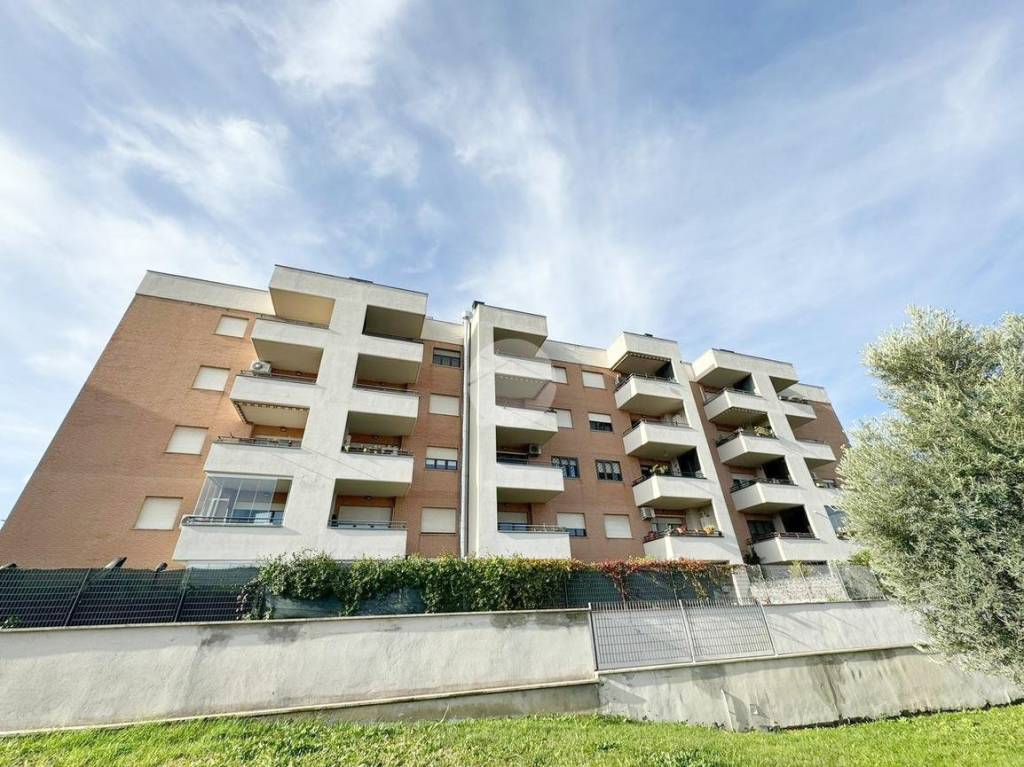 Appartamento in vendita a Roma via Raffaello Liberti, 163