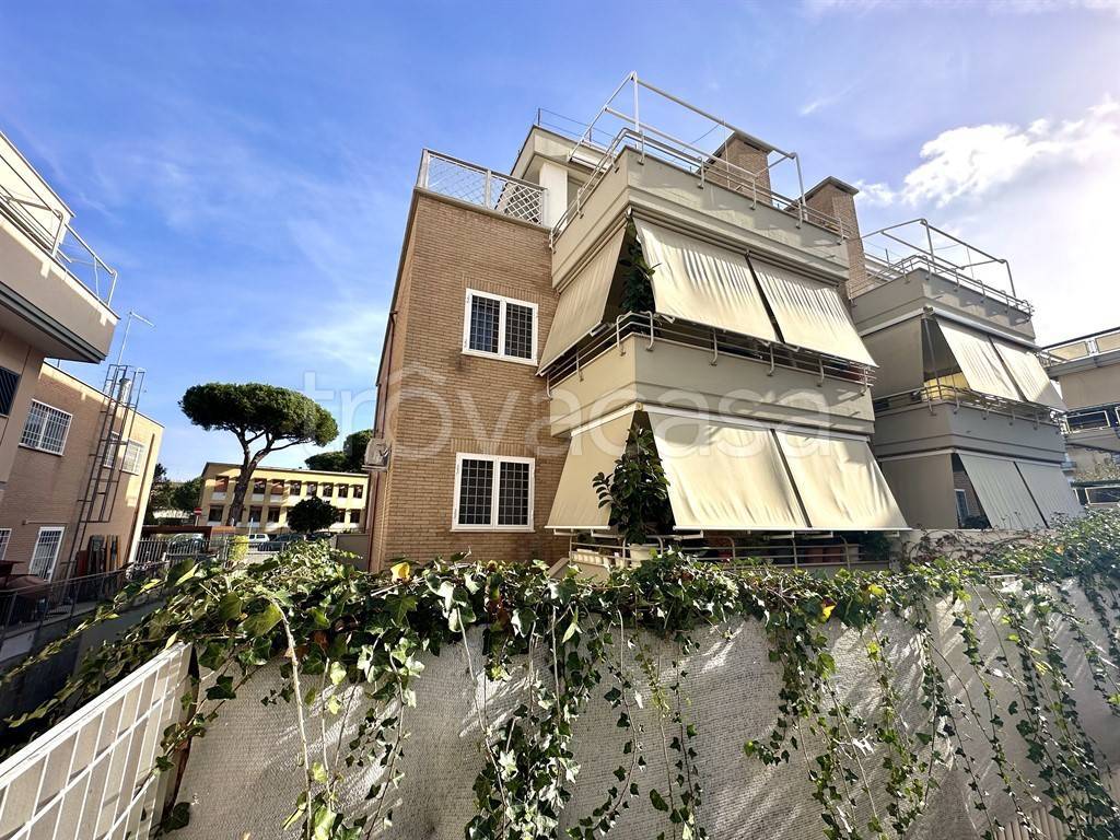 Appartamento in vendita a Roma via Orazio Amato