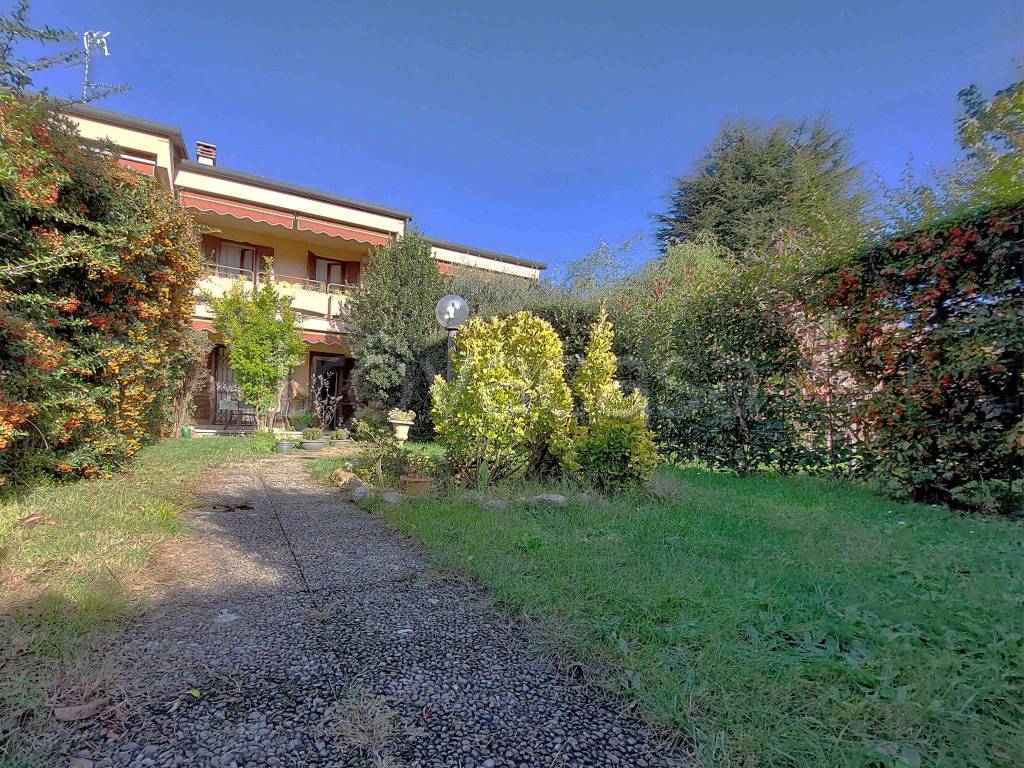Villa a Schiera in vendita a Tradate via Enrico Fermi, 20