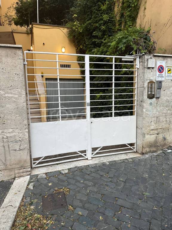Garage in affitto a Roma via Giovanni Antonelli, 38