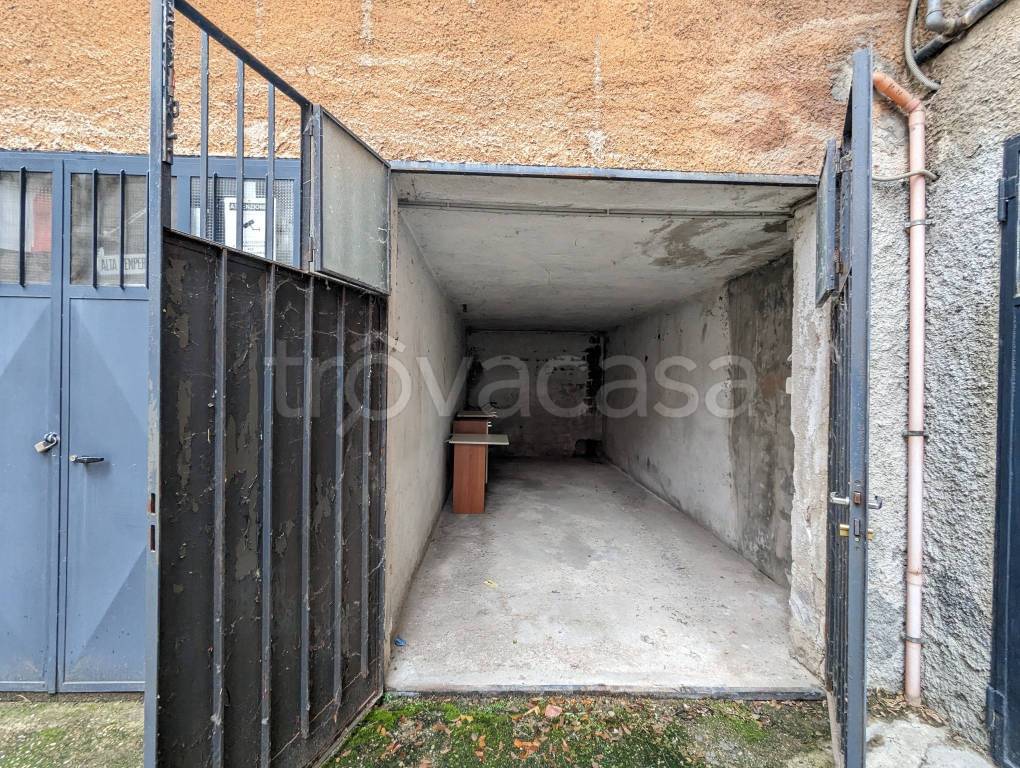 Garage in affitto a Pavia via Nino Bixio, 11