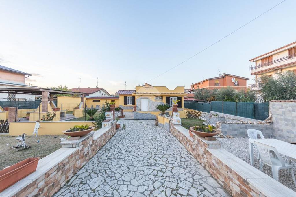 Villa in vendita a Roma via Sant'Elpidio a Mare, 1