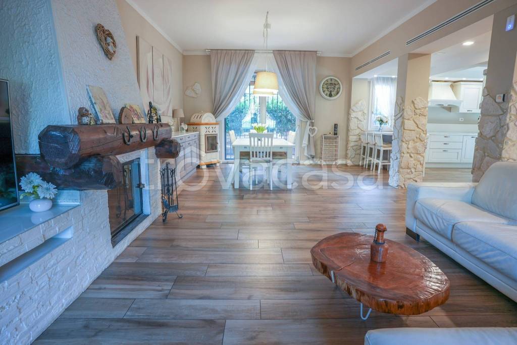 Villa in vendita a Bollate via Como, 31