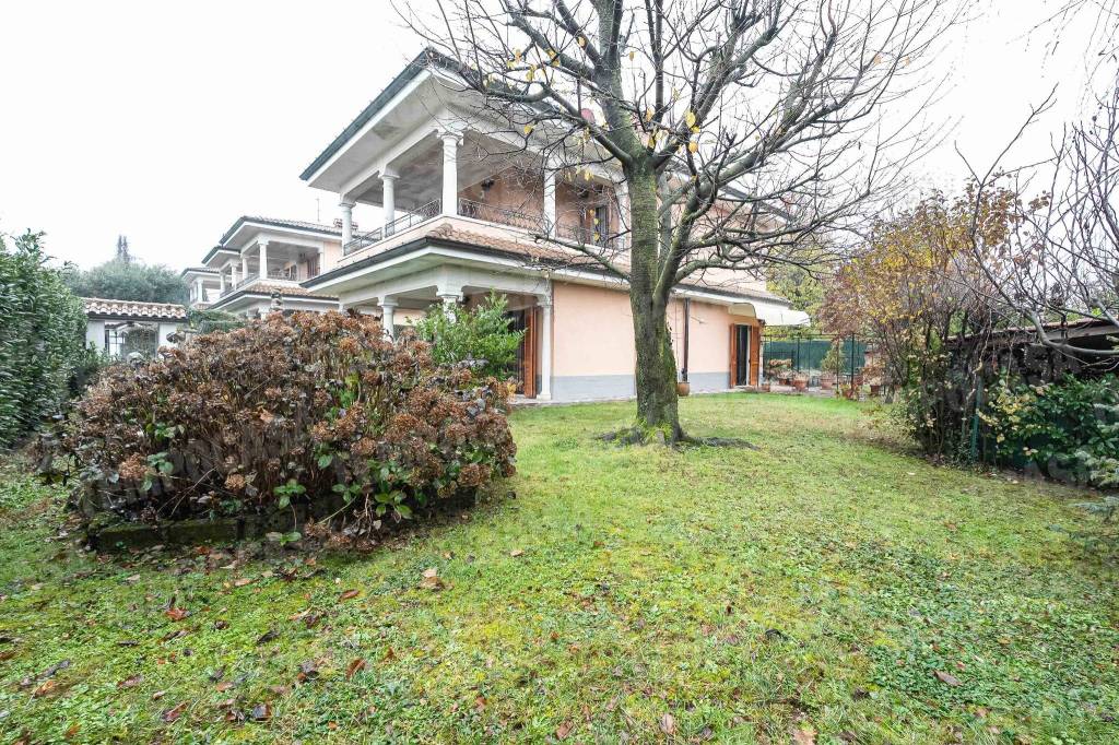 Villa in vendita a Carugo località Pilastrello