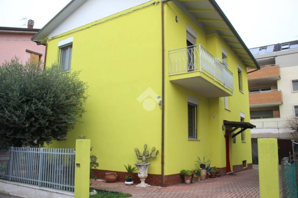 Villa in vendita a Cesena via Bertinoro, 46