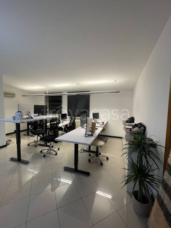 Ufficio in in affitto da privato a Bolzano via del Macello, 63