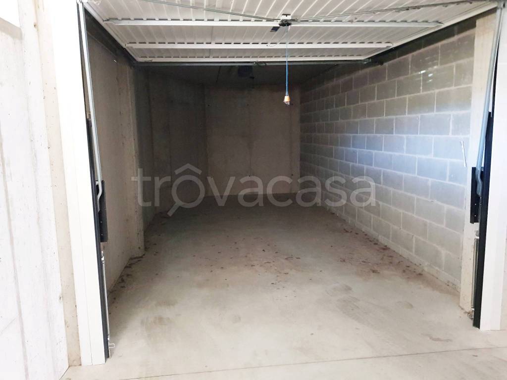 Garage in vendita ad Arona via Vittorio Veneto, 71