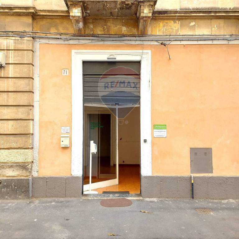 Negozio in affitto a Catania via Conte Ruggero, 71