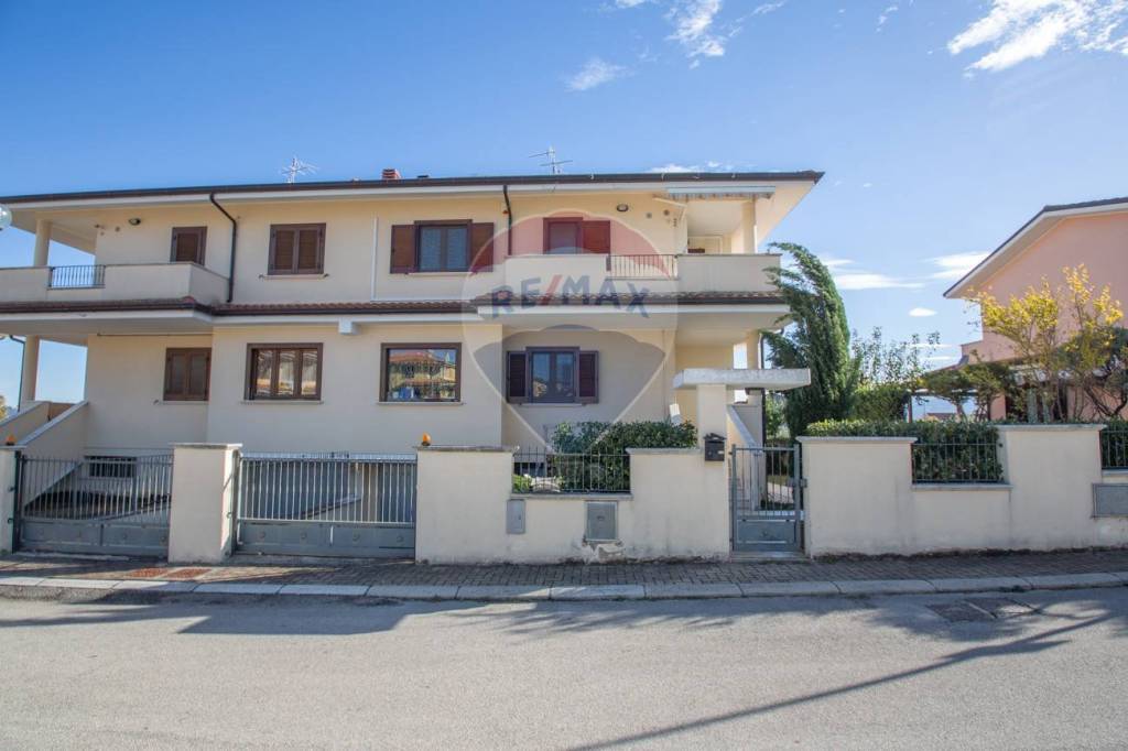 Villa Bifamiliare in vendita a Rosciano via Delle Betulle, 28
