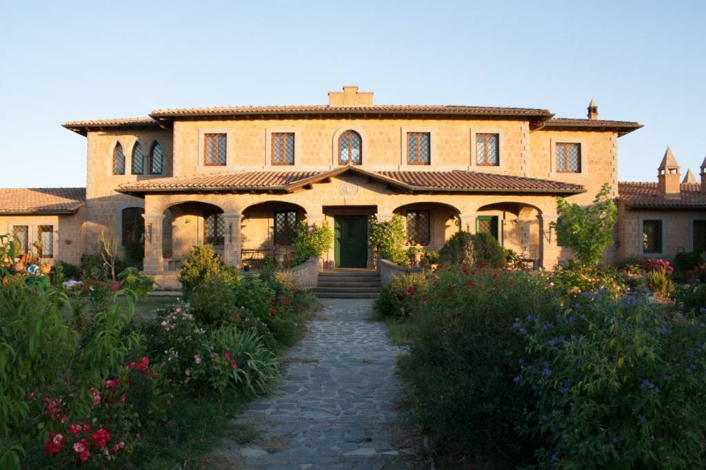 Villa Bifamiliare in vendita a Barbarano Romano strada Provinciale Claudia Briaccianese