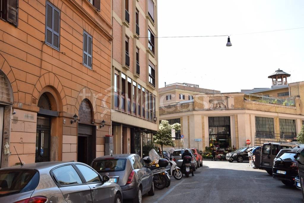 Negozio in vendita a Roma via Messina, 42
