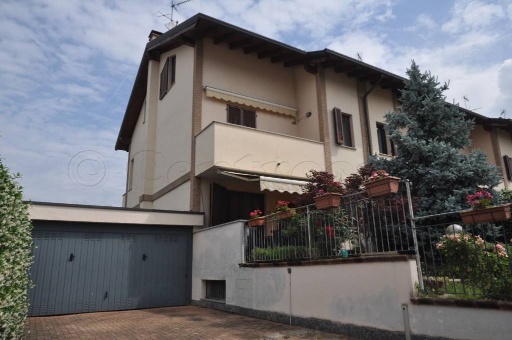 Villa in vendita a Magenta via Cler