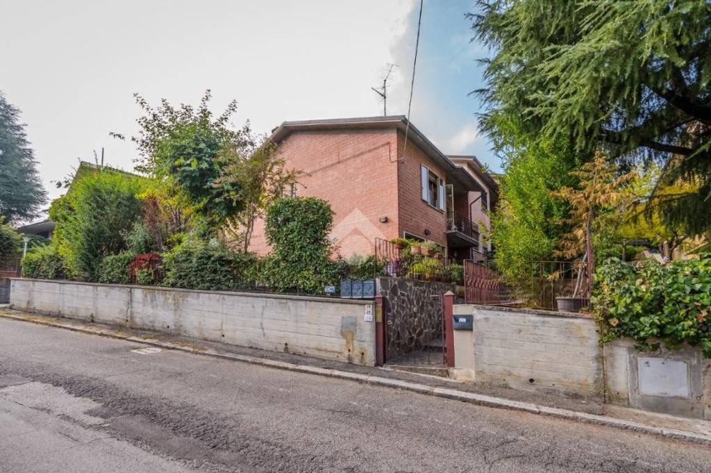 Villa a Schiera in vendita a Zola Predosa via u. Foscolo, 24