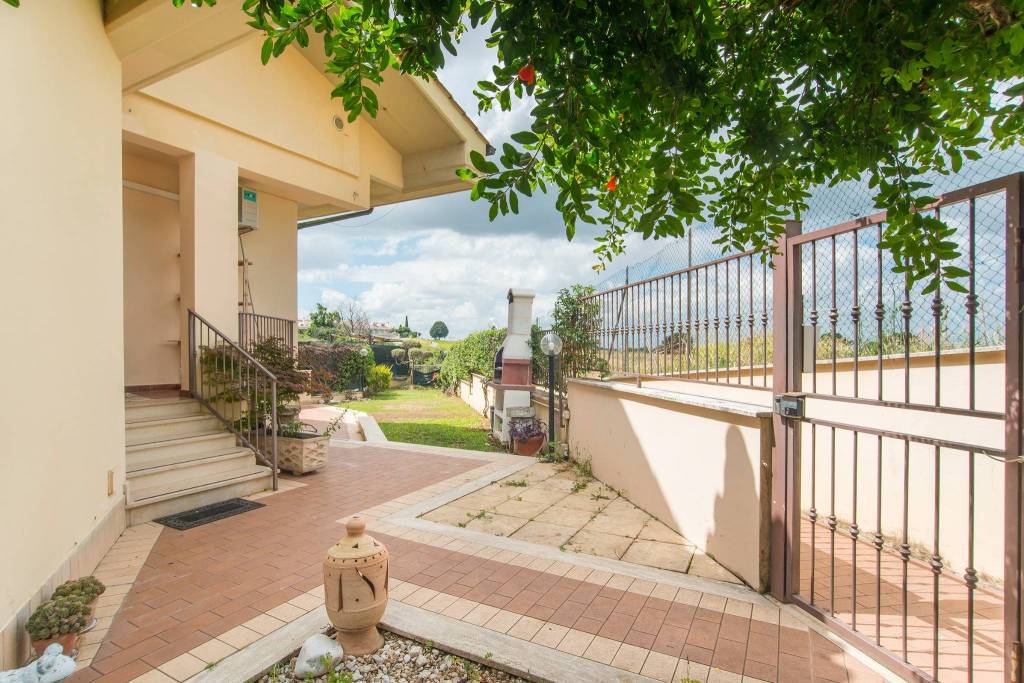 Villa Bifamiliare in vendita a Guidonia Montecelio via Capranica, 20
