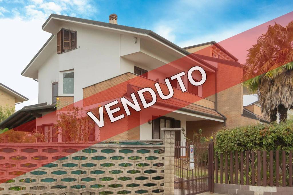 Villa Bifamiliare in vendita a Caronno Pertusella via Tagliamento, 281