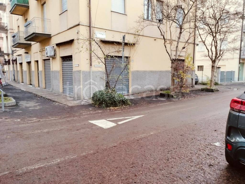 Negozio in vendita a Modena via Mario Bonacini