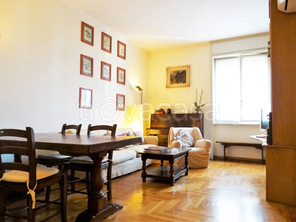 Appartamento in vendita a Milano via Edmondo De Amicis