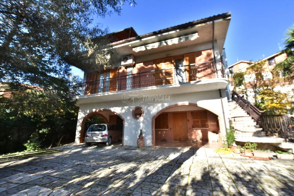 Villa Bifamiliare in vendita a Tolentino