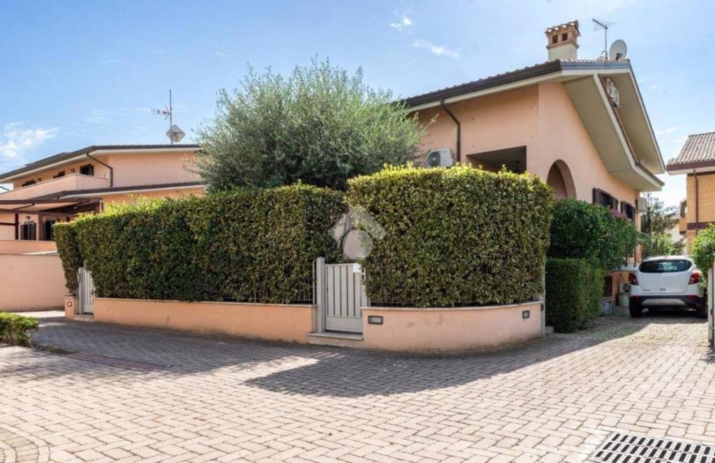 Villa Bifamiliare in vendita a Fiumicino via Monte Solarolo