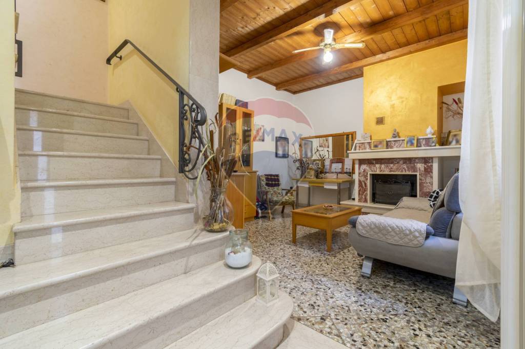 Casa Indipendente in vendita a Sannicandro di Bari via Guido d'Arcellis, 14