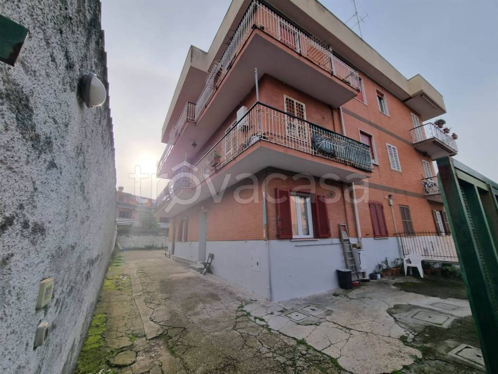 Appartamento in vendita a Roma via San Gimignano