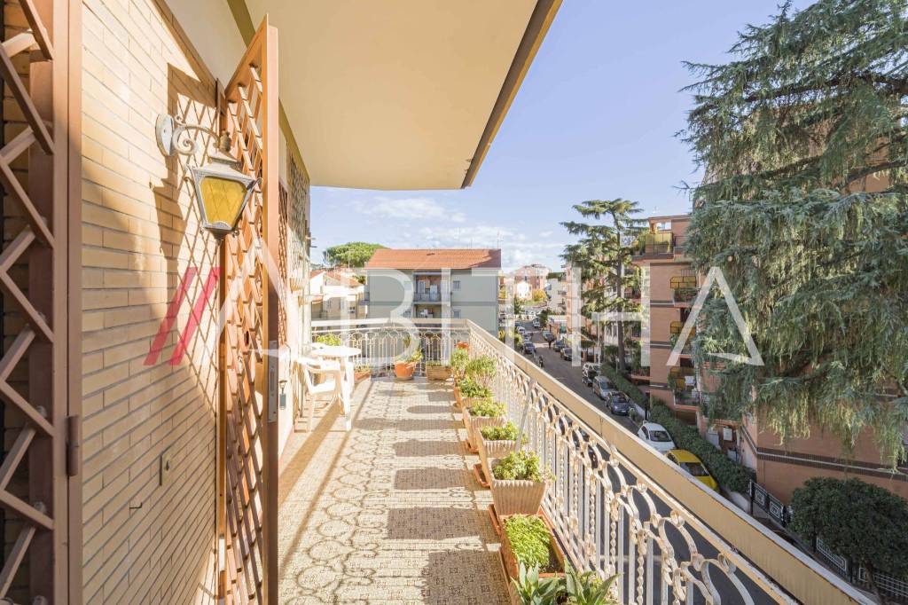 Appartamento in vendita a Roma via Mario Rapisardi