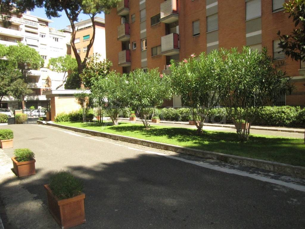 Appartamento in vendita a Roma via Angelo Emo, 00