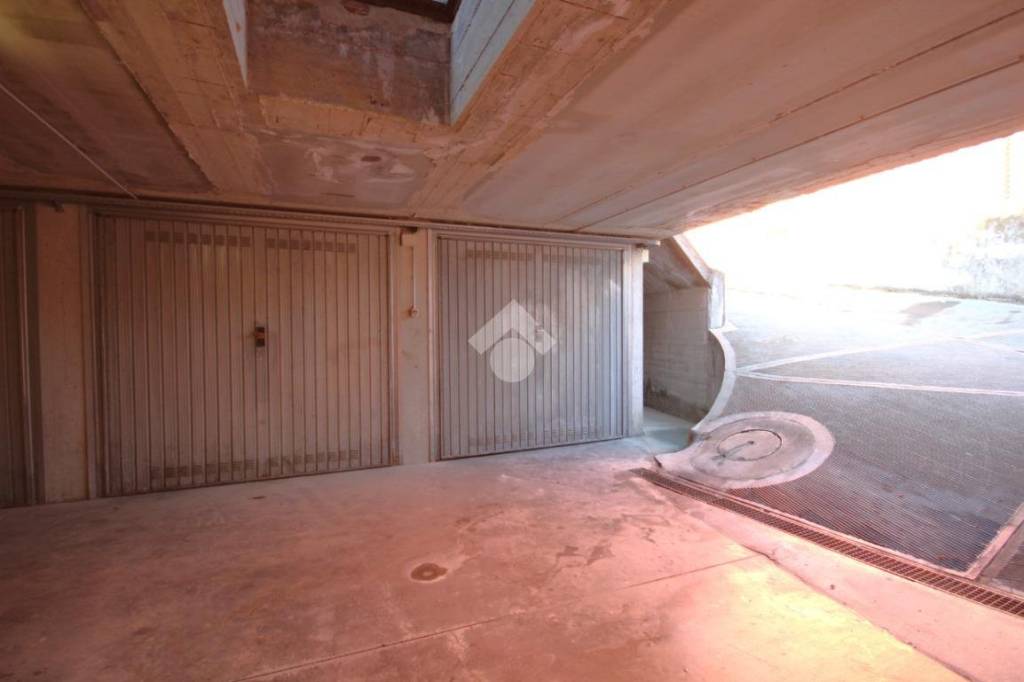 Garage in vendita ad Alba corso langhe, 43