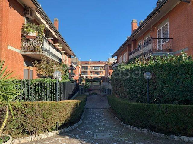 Appartamento in vendita a Roma via del Fontanile Anagnino, 62