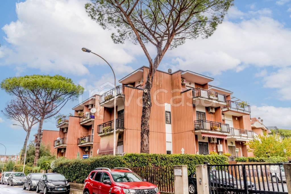 Appartamento in vendita a Roma via Gravina di Puglia, 23