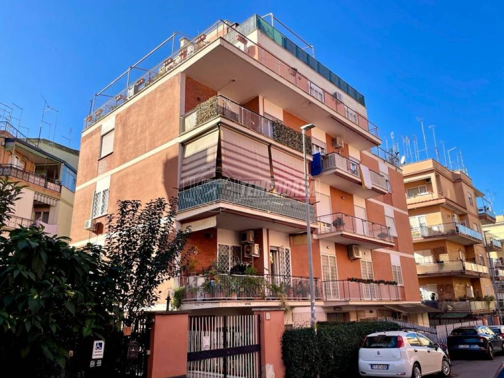 Appartamento in vendita a Roma via Mario Carrara 39