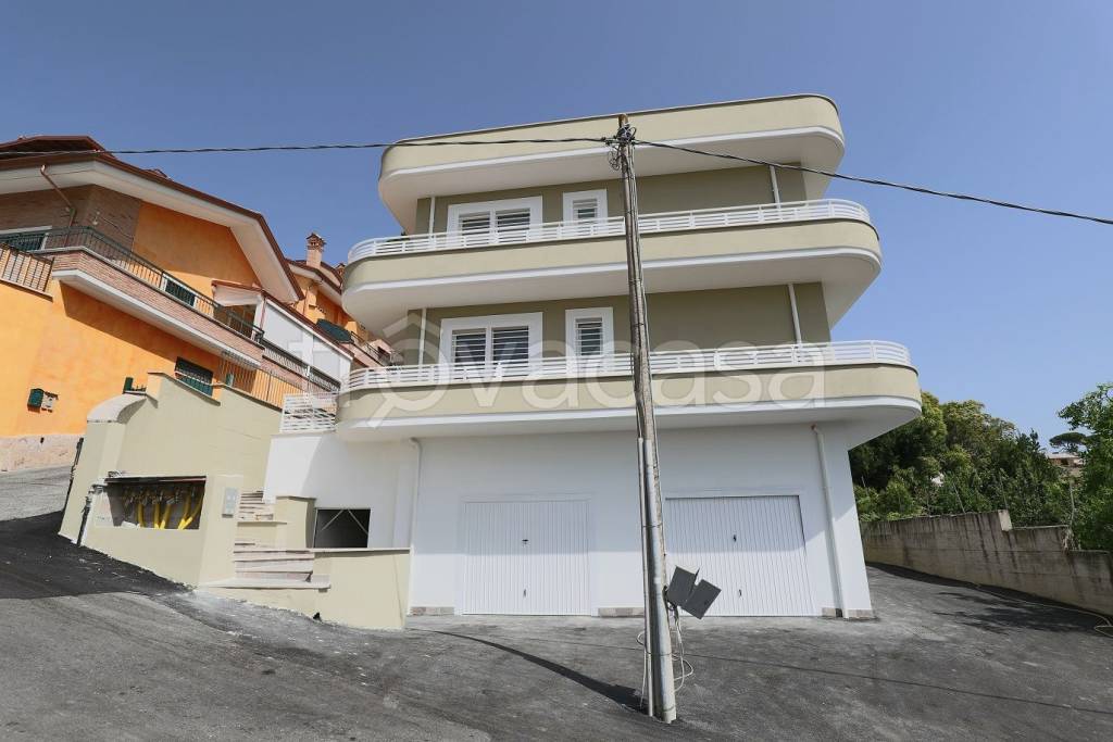 Appartamento in vendita a Fonte Nuova via Lago di Bracciano, 44