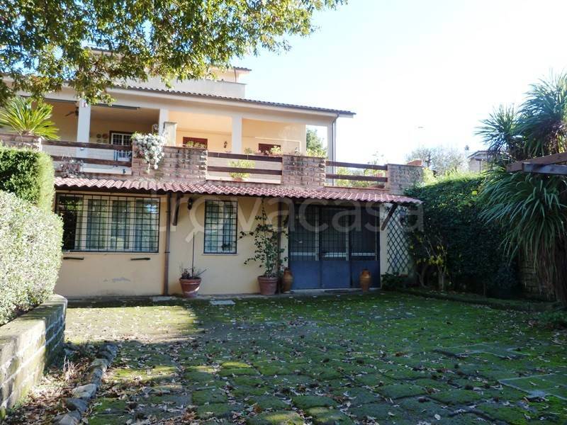 Villa Bifamiliare in vendita ad Anguillara Sabazia via delle Ginestre