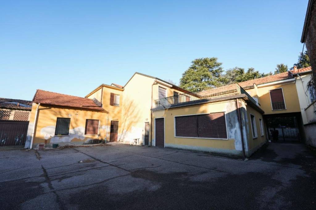 Casa Indipendente in vendita a Verano Brianza via Cavour, 4