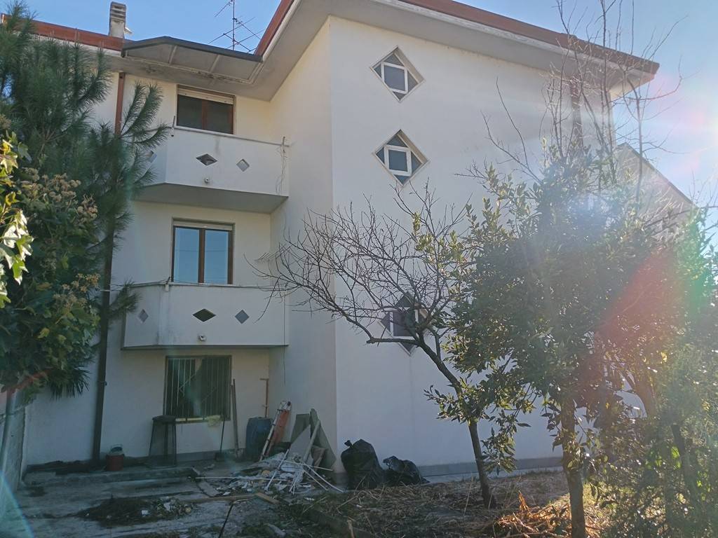 Villa Bifamiliare in vendita a Rovellasca via Carso, 6