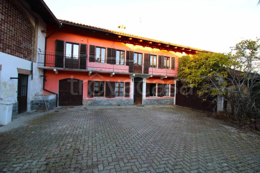 Casa Indipendente in vendita a Castellinaldo d'Alba via Madama Mussone