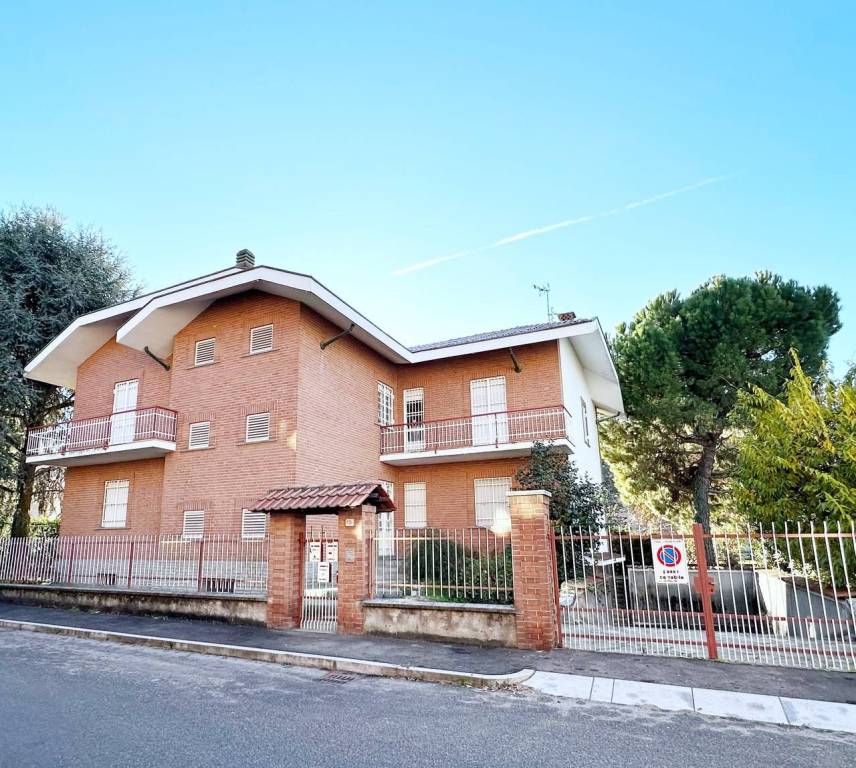 Casa Indipendente in vendita a Moncalieri via Grazia Deledda, 10